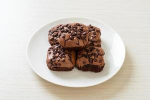 Brownies al cioccolato fondente con gocce di cioccolato sopra foto