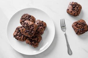Brownies al cioccolato fondente con gocce di cioccolato sopra foto