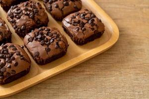 Brownies al cioccolato fondente con gocce di cioccolato sopra foto