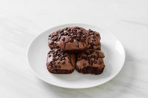 Brownies al cioccolato fondente con gocce di cioccolato sopra foto