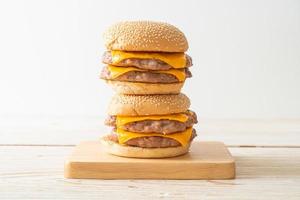hamburger di maiale o hamburger di maiale con formaggio su tavola di legno foto