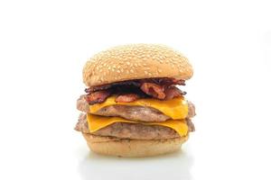 hamburger di maiale o hamburger di maiale con formaggio e pancetta isolati su sfondo bianco foto
