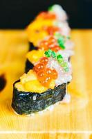 uni sushi con tonno otoro e uovo di salmone in cima foto