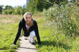 giovane donna fare spingere UPS nel il parco foto