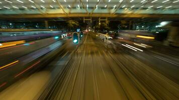 Visualizza a partire dal in movimento tram nel notte hong kong foto