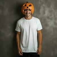 ai generato uomo indossare vuoto bianca t - camicia, indossare grande Halloween zucca maschera foto