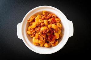 maccheroni con salsa di pomodoro e carne di maiale tritata, american chop suey, american goulash foto