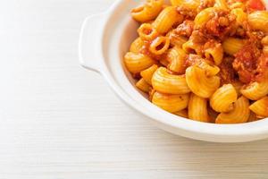 maccheroni con salsa di pomodoro e carne di maiale tritata, american chop suey, american goulash foto