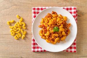 maccheroni con salsa di pomodoro e carne di maiale tritata, american chop suey, american goulash foto