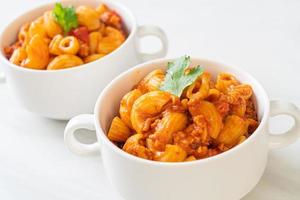 maccheroni con salsa di pomodoro e carne di maiale tritata, american chop suey, american goulash foto