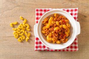 maccheroni con salsa di pomodoro e carne di maiale tritata, american chop suey, american goulash foto