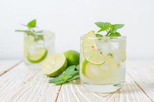 soda ghiacciata al lime con menta - bevanda rinfrescante foto