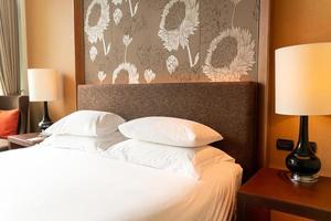 decorazione del cuscino bianco sul letto nella camera da letto del resort dell'hotel