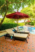 piscina del letto intorno alla piscina nel resort dell'hotel - concetto di vacanza e vacanza