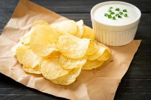 patatine fritte con salsa di panna acida foto