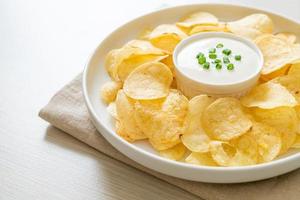 patatine fritte con salsa di panna acida foto