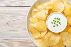 patatine fritte con salsa di panna acida foto