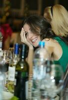contento sorridente donna seduta a un' bar contatore foto