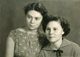 Vintage ▾ ritratto di Due attraente donne foto