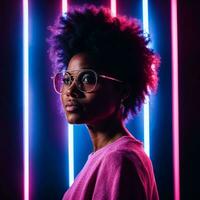 foto di bellissimo africano donna con con misto rosa e blu neon luce, generativo ai