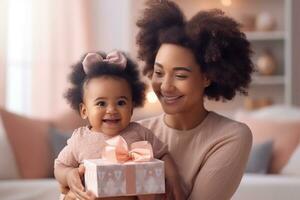 ritratto di felicissimo giovane africano americano madre e poco figlia sedersi su divano hold compleanno regali abbraccio e abbraccio, sorridente birazziale mamma e ragazza bambino celebrare anniversario generativo ai foto