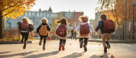 gruppo di elementare scuola bambini in esecuzione a scuola, indietro Visualizza. indietro per scuola concetto. generativo ai foto