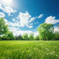 sfocato sfondo di primavera natura con un' bene rifilato prato contro un' blu cielo e nuvole su un' luminosa soleggiato giorno. generativo ai foto