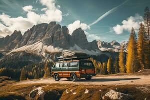 campeggio nel il montagne. caravan auto su il sfondo di montagne. generativo ai foto