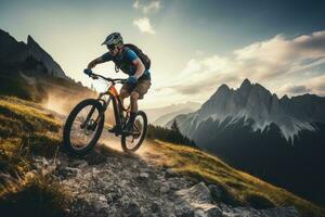 ciclista equitazione bicicletta su montagna sentiero. foto