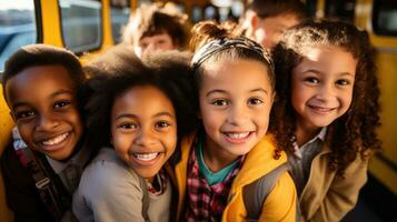un' gruppo di studenti animatamente raccogliere in giro un' colorato scuola autobus pronto per imbarcarsi su loro educativo viaggio foto