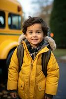 un' giovane bambino avidamente sta nel davanti di un' scuola autobus pronto per imbarcarsi su un' nuovo avventura pieno con apprendimento e amicizie foto