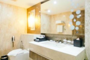 sfocatura astratta interni bagno e servizi igienici foto