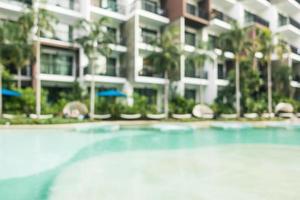 sfocatura astratta e piscina sfocata in hotel e resort foto