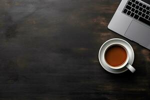 il computer portatile e caffè tazza su nero sfondo. superiore Visualizza con copia spazio. generativo ai foto