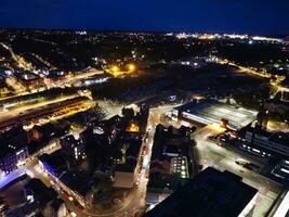 aereo Visualizza di illuminato luton città di Inghilterra UK dopo tramonto durante notte di estate. Immagine era catturato con di droni telecamera su sep 1°, 2023 foto