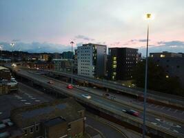 aereo Visualizza di illuminato luton città di Inghilterra UK dopo tramonto durante notte di estate. Immagine era catturato con di droni telecamera su sep 1°, 2023 foto