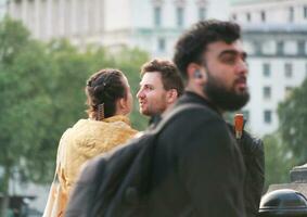 bellissimo Basso angolo Immagine di persone a centrale Londra capitale città di Inghilterra grande Gran Bretagna, maggior parte di il turista siamo internazionale a partire dal molti comunità di mondo. Immagine catturato su agosto 2°, 2023 foto