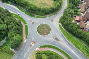 alto angolo metraggio di Britannico strada e traffico a caldecotte lago di Milton keynes città di Inghilterra grande Gran Bretagna, bellissimo Visualizza catturato su agosto 21, 2023 con di droni telecamera durante soleggiato giorno foto