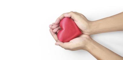 mani che tengono cuore rosso. concetti di donazione per la salute del cuore foto