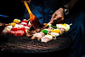 delizioso barbecue assortito con carne e verdure alla griglia cibo semplice