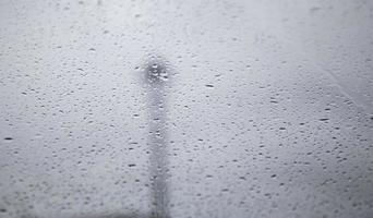 vetro bagnato con gocce di pioggia