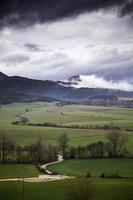 paesaggio montano con nuvole in inverno foto