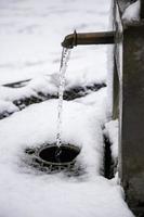 fontana d'acqua con la neve foto