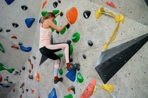 donna formazione a bouldering palestra. attivo ricreazione, gli sport esercizi foto