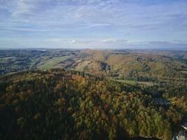 frone volo al di sopra di montagna paesaggio con autunno foresta foto