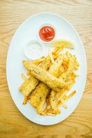 fish and chips con patatine fritte foto