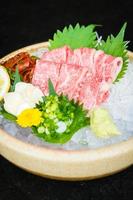 sashimi di manzo matsusaka crudo e fresco foto
