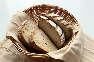 superiore Visualizza di un' cestino con pane su il bianca tavolo foto