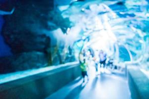 sfocatura astratta e sott'acqua sfocata del serbatoio del tunnel dell'acquario foto