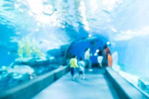 sfocatura astratta e sott'acqua sfocata del serbatoio del tunnel dell'acquario foto